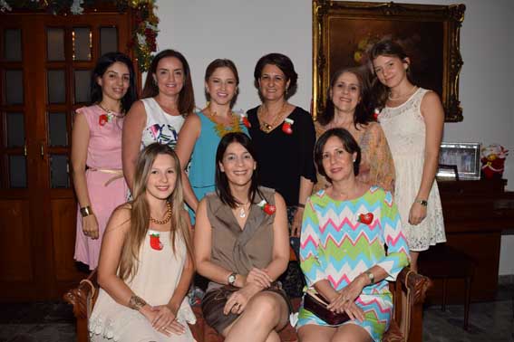 Liliana Habeych, Martha Lacouture, Manira Guerra, Elsa Sánchez, Ana María Campo, Cristina López, Ana María Gutiérrez y Tatiana de Vergara junto a la agasajada. 